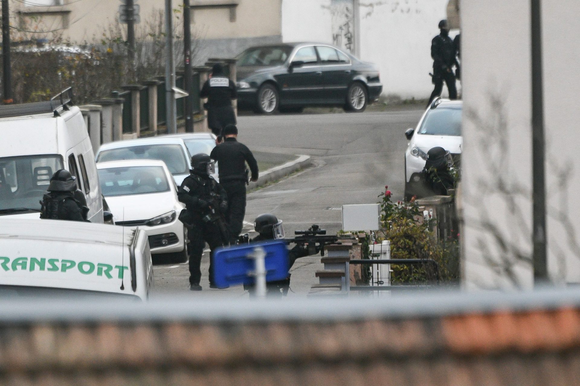 Estrasburgo. Autoridades fazem rusgas no bairro de Neudorf para encontrar autor do ataque