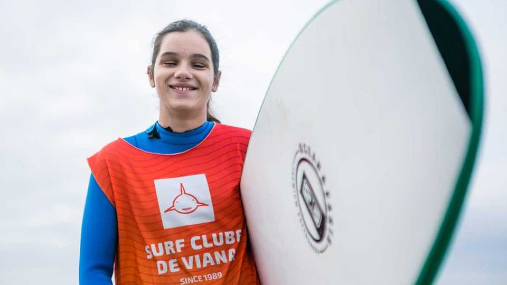 Jovem cega conquista medalha de bronze no Campeonato Mundial de Surf Adaptado