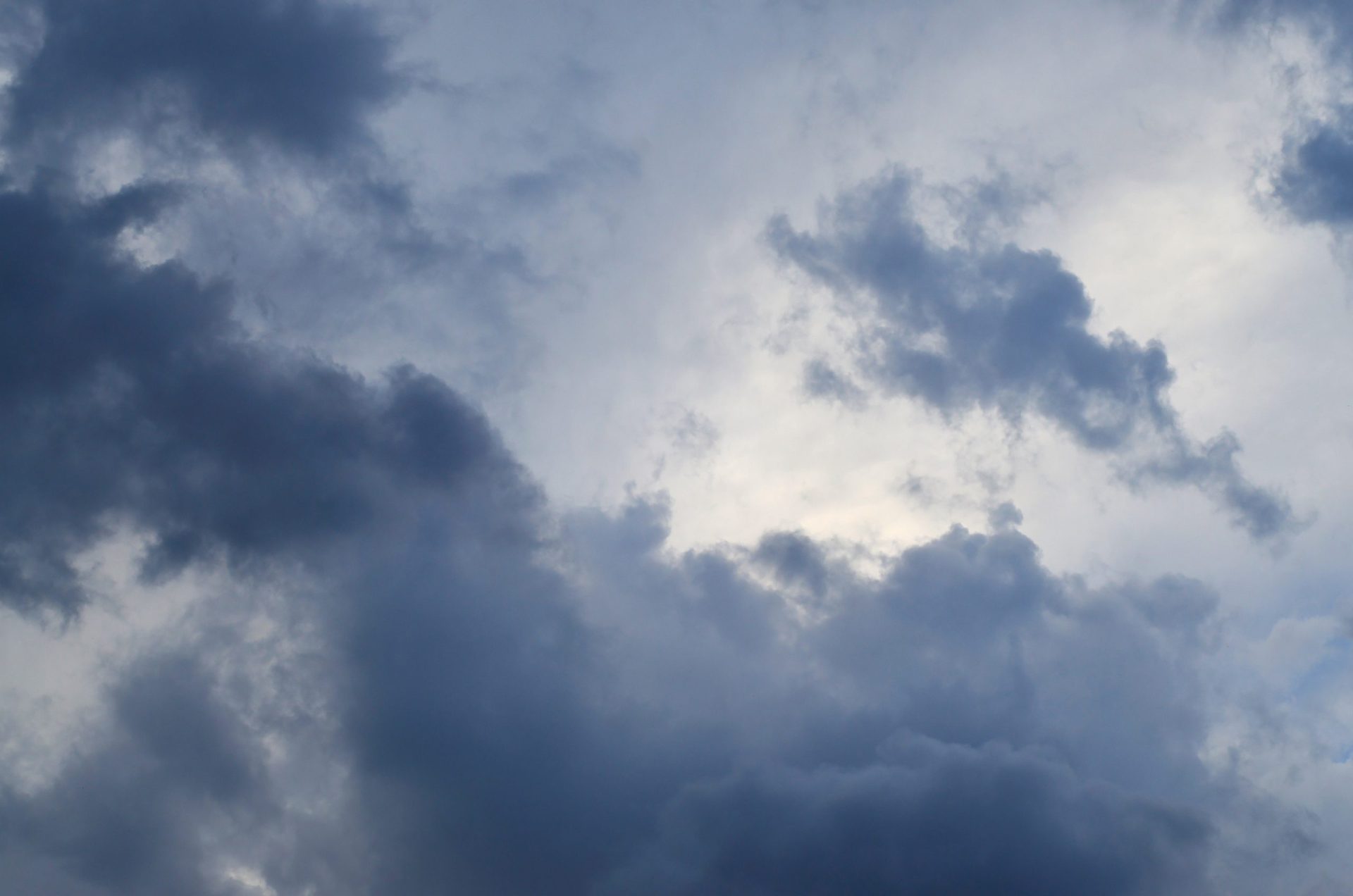 Meteorologia. Quarta-feira marcada por céu muito nublado e chuva em algumas regiões do país