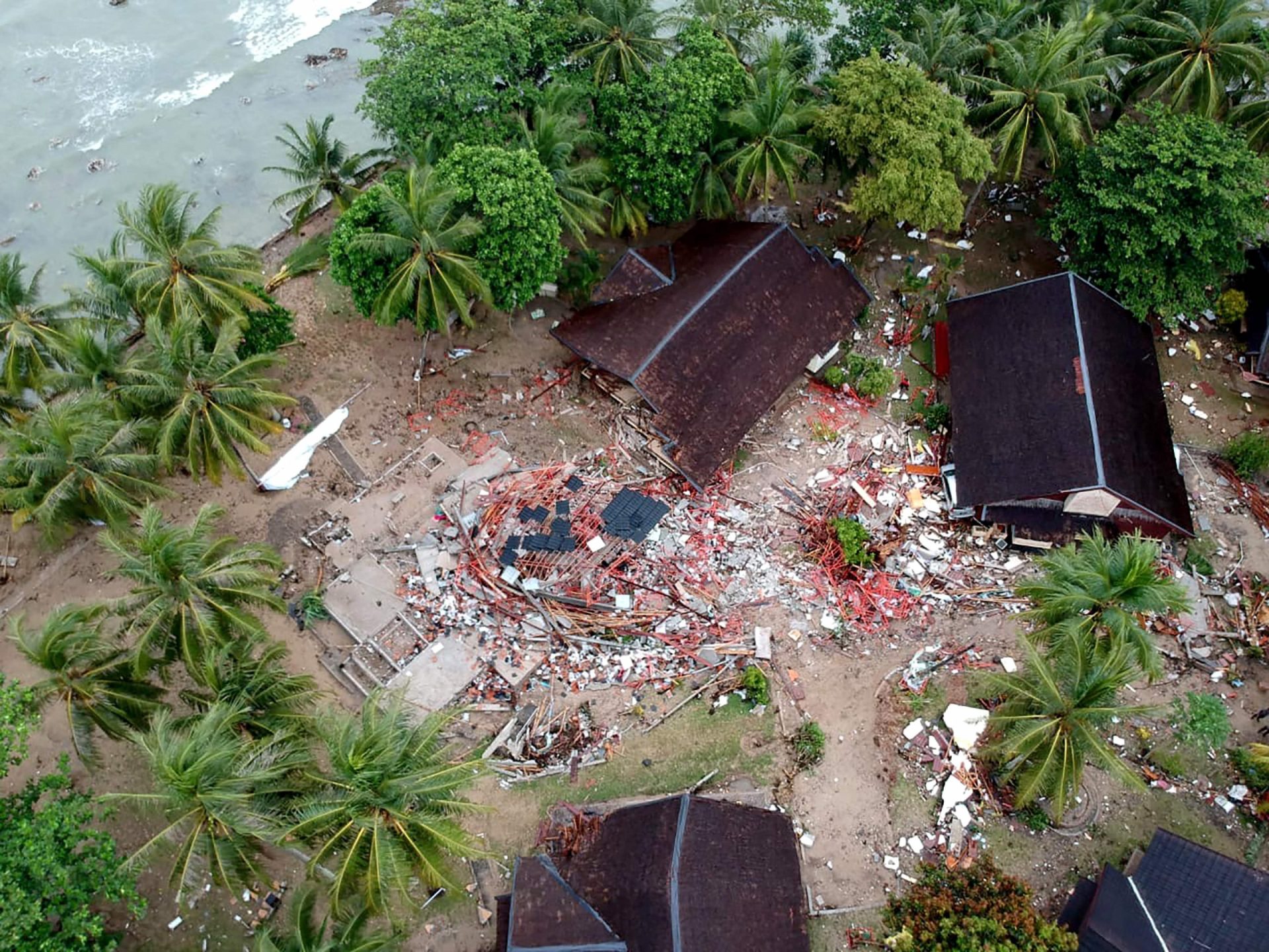 O rasto de destruição na Indonésia depois do tsunami | FOTOGALERIA