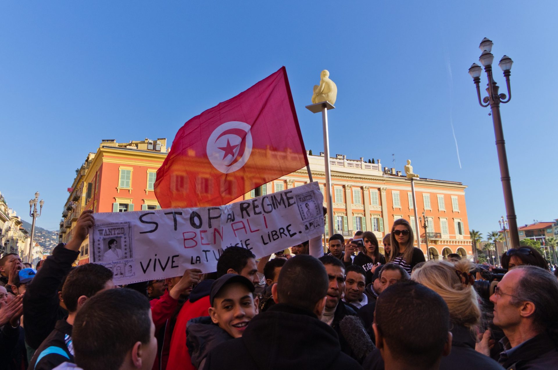 Tunísia. Imolação de jornalista pelo fogo gera protestos e confrontos