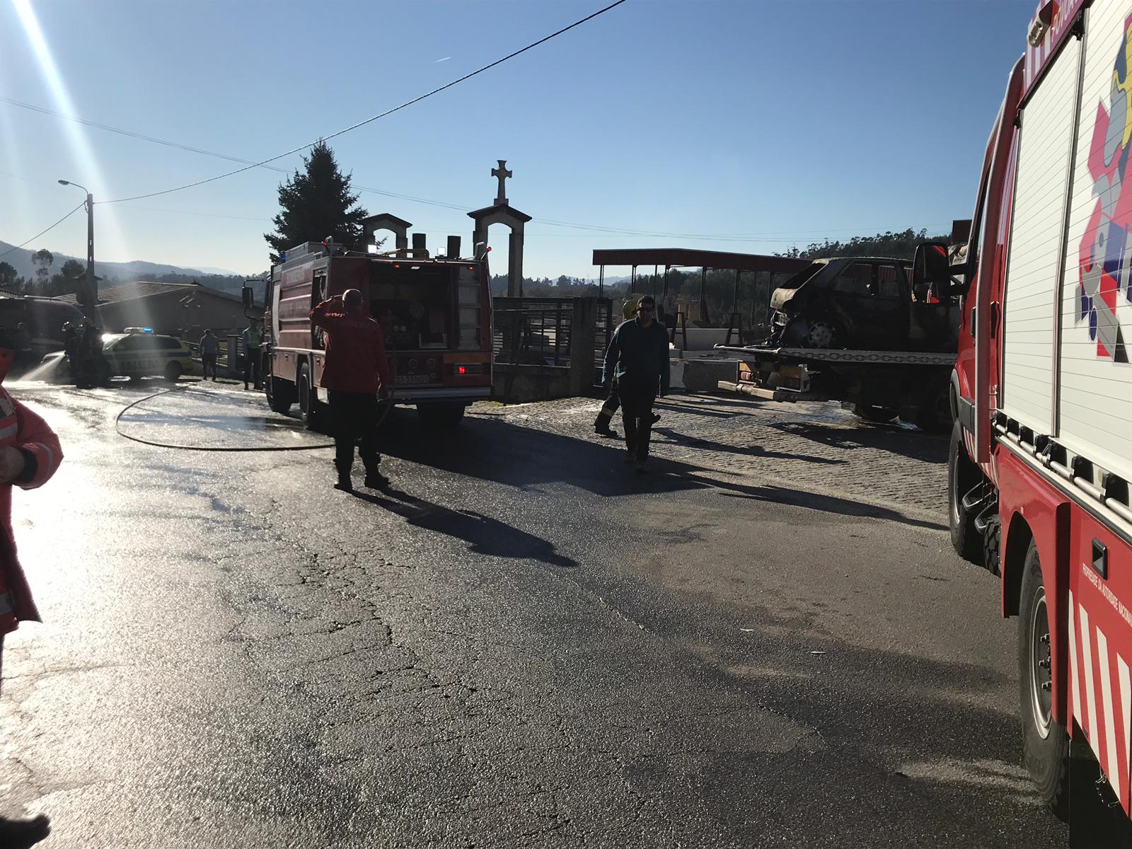 Choque com oito feridos e carro ardido na Póvoa de Lanhoso