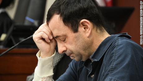 Larry Nassar condenado a pena de prisão de 40 a 175 anos