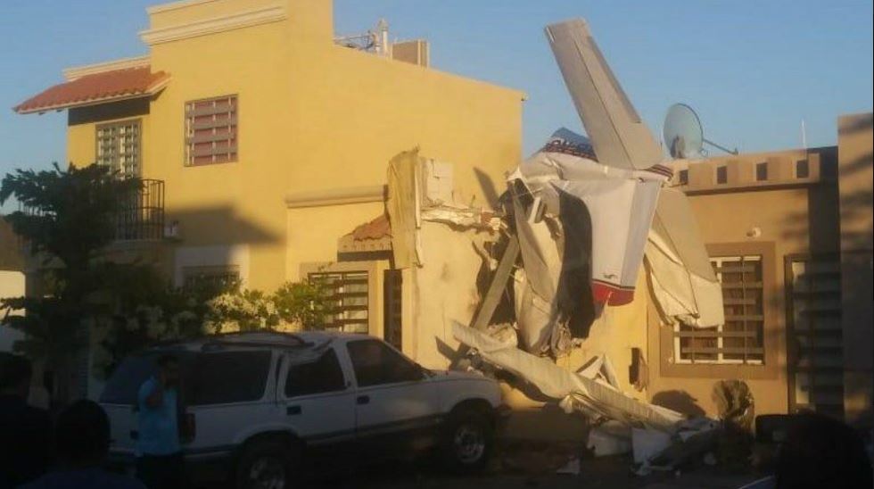 México. Avioneta despenha-se sobre habitação e faz pelo menos quatro mortos | Vídeo