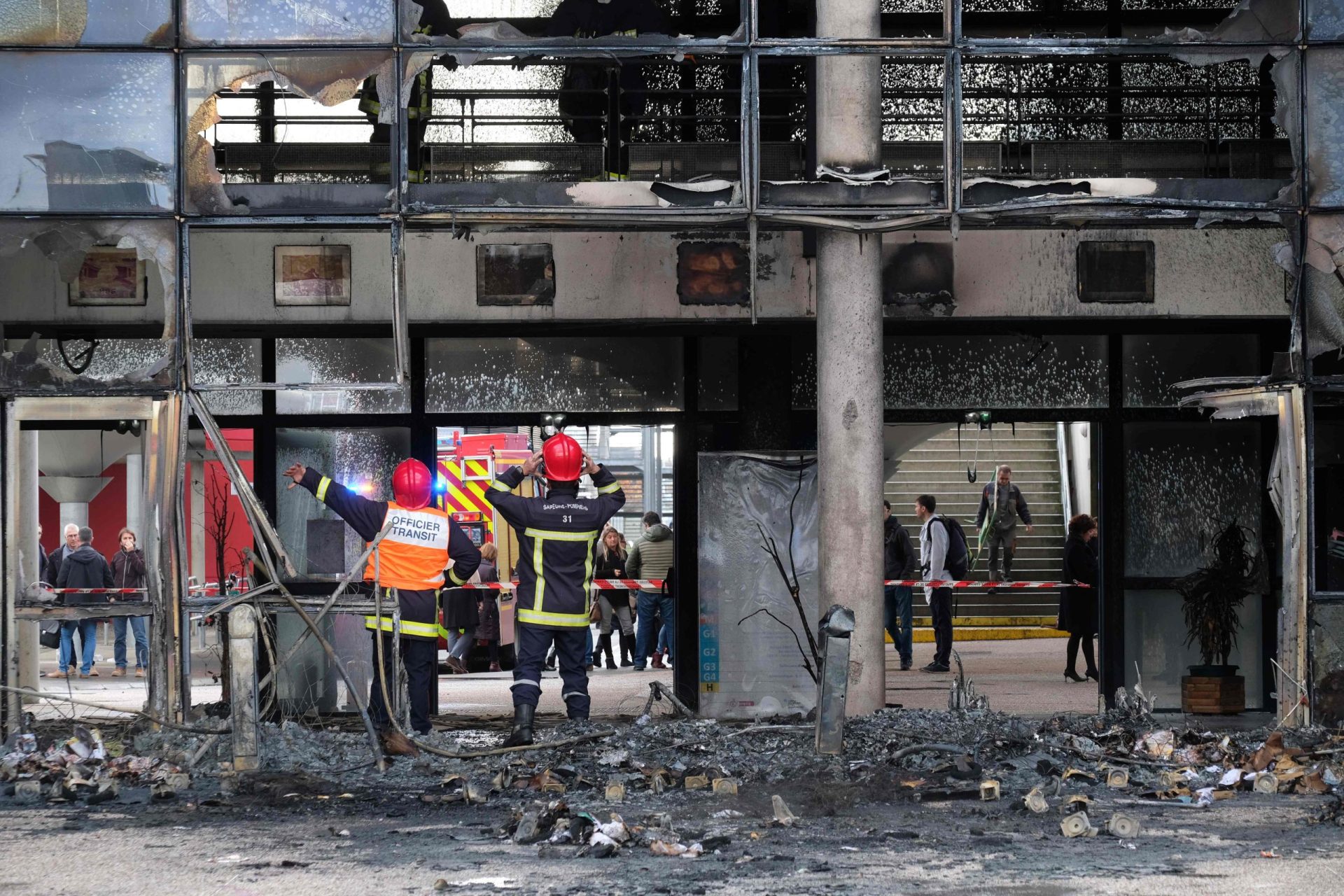 Protesto dos estudantes franceses incendeia liceu em Toulouse