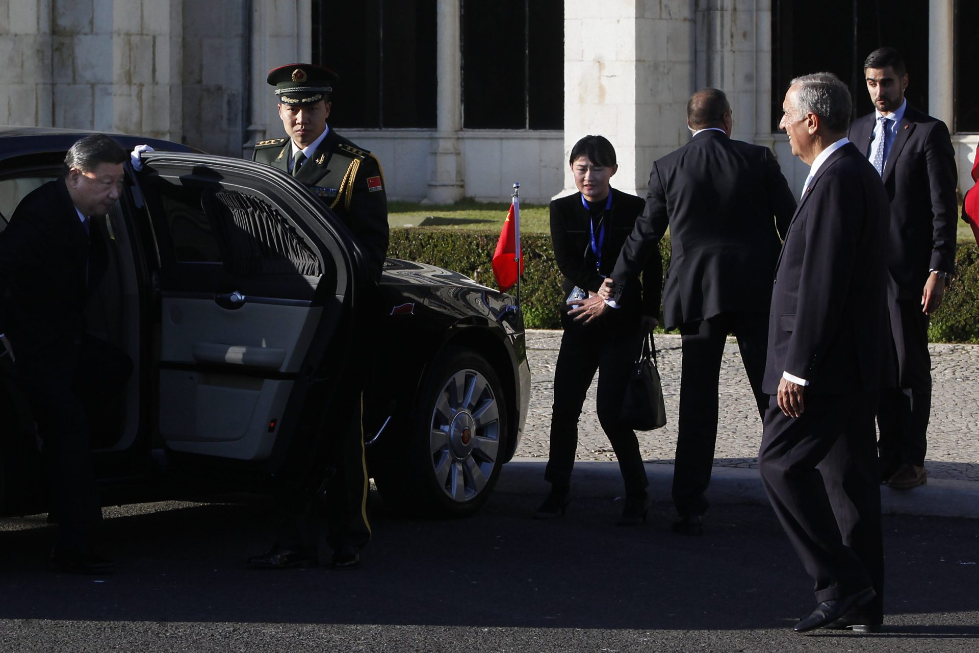 Visita de Xi Jinping. Segurança portuguesa confundida e chineses tapam manifestante com bandeira | FOTOGALERIA