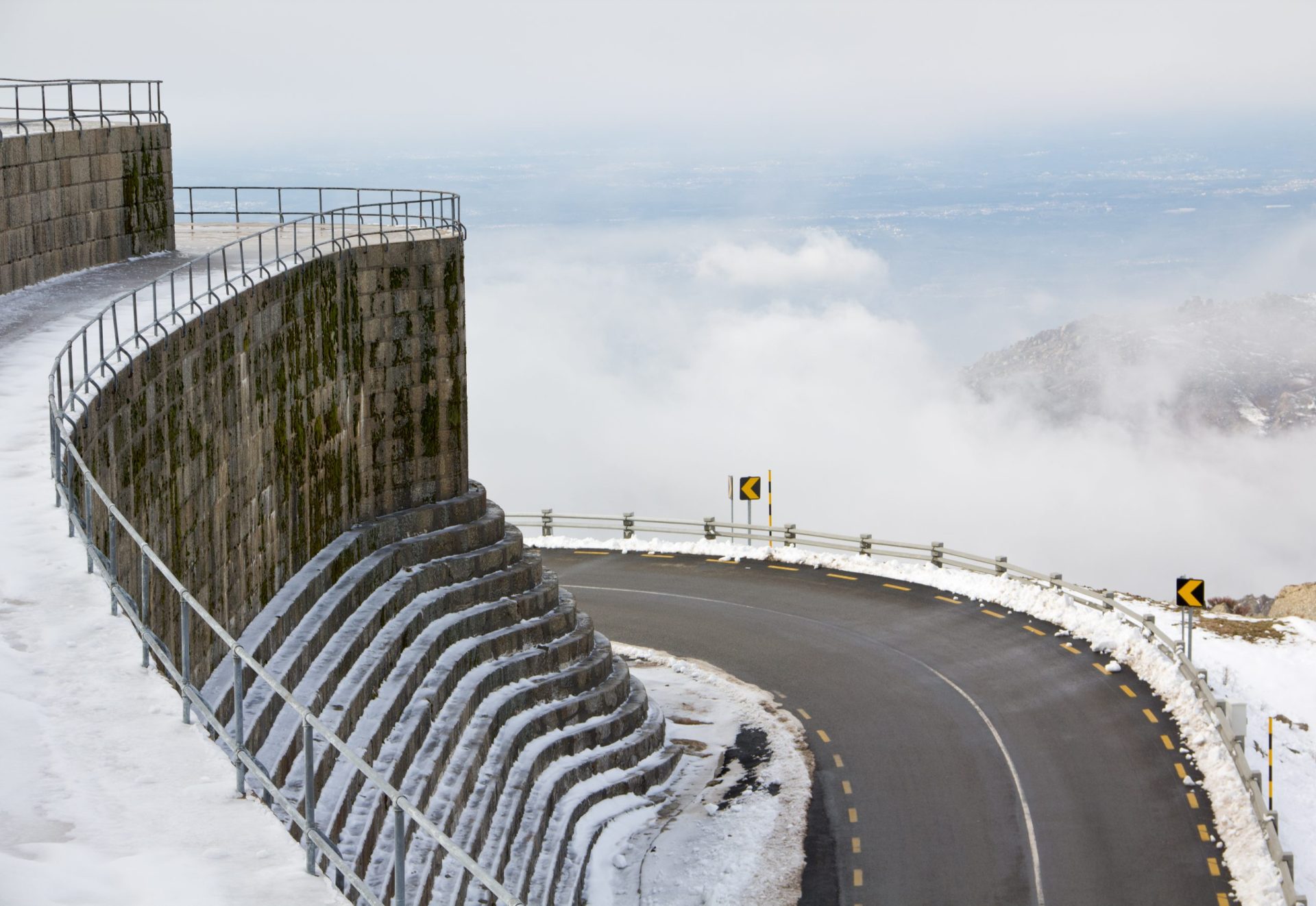 Serra da Estrela. Estradas cortadas devido à queda de neve