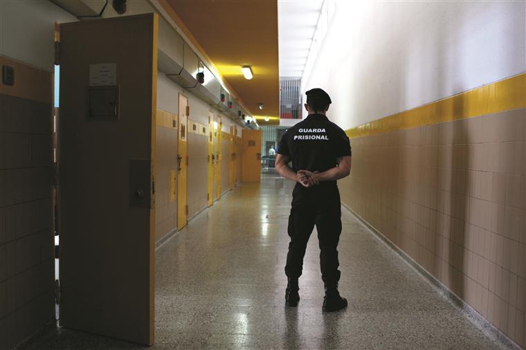 Greve dos guardas prisionais irá manter-se até 23 de dezembro