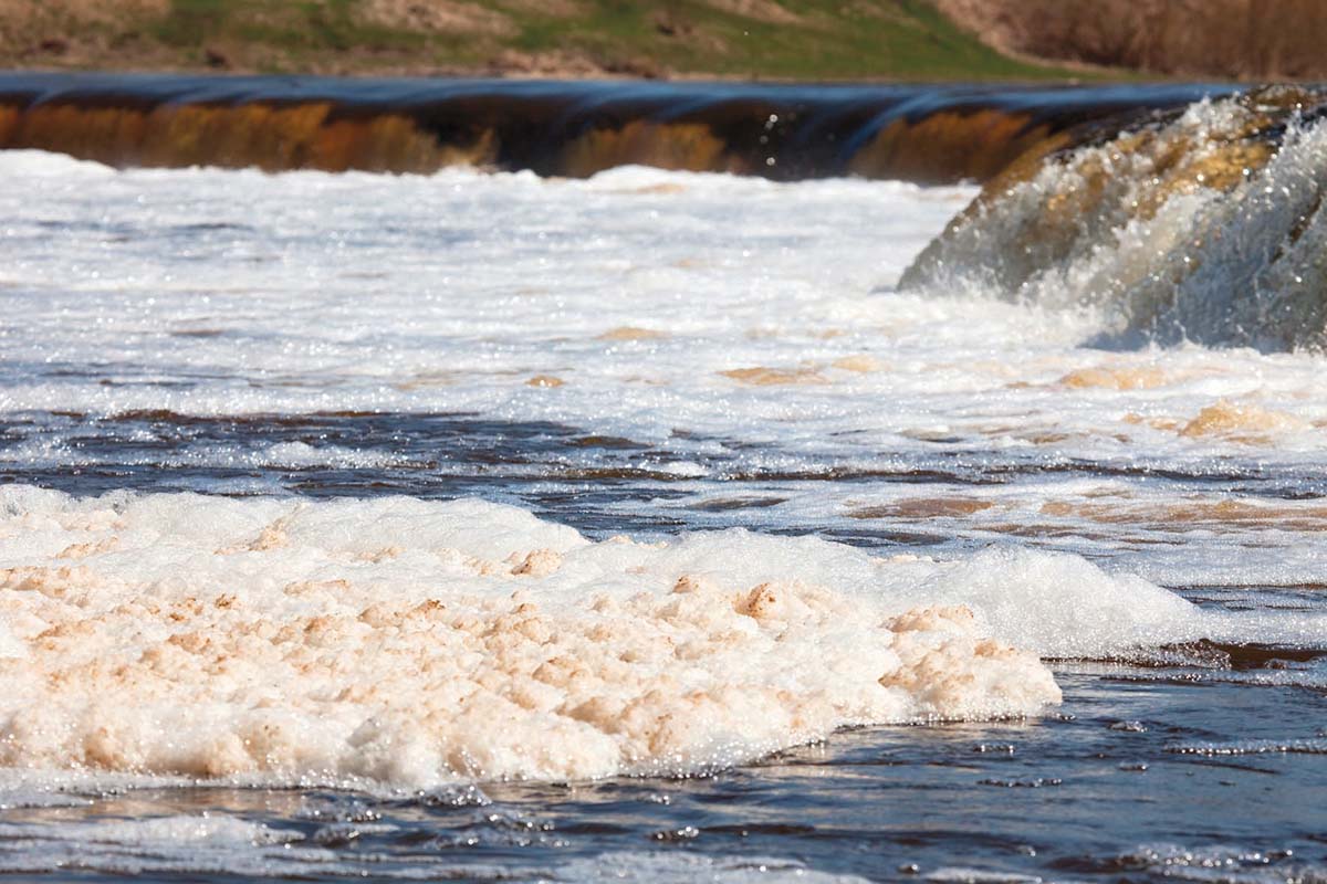 Espuma no Tejo com origem desconhecida