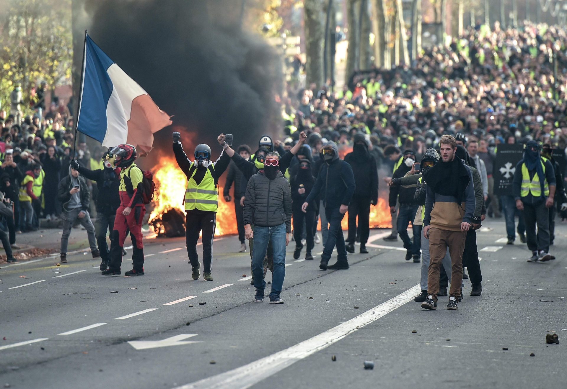 Separados por um vidro. A foto dos protestos em Paris que se tornou viral | FOTO