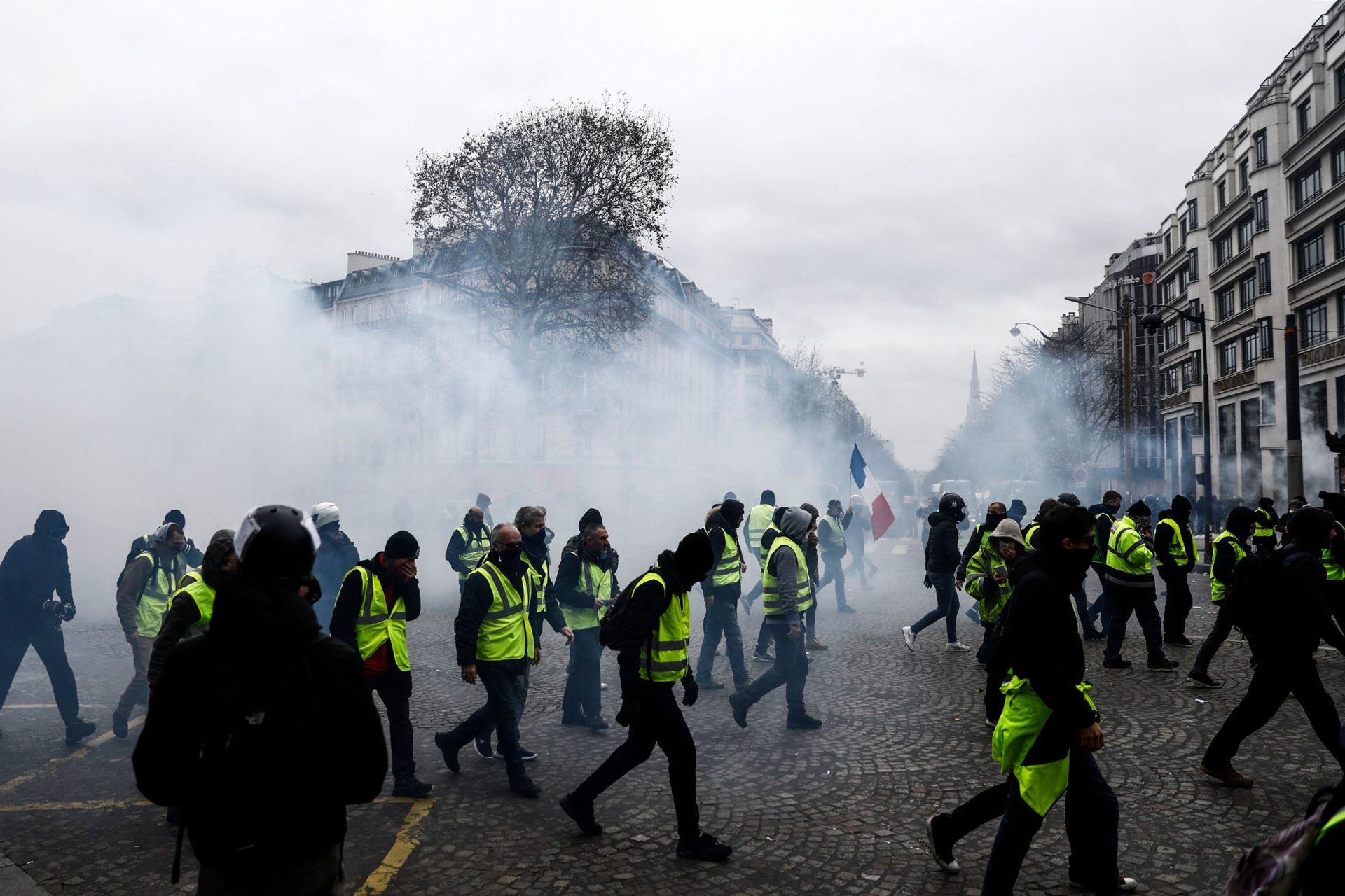 ‘Coletes amarelos’. Confrontos em Paris fizeram mais de 130 feridos