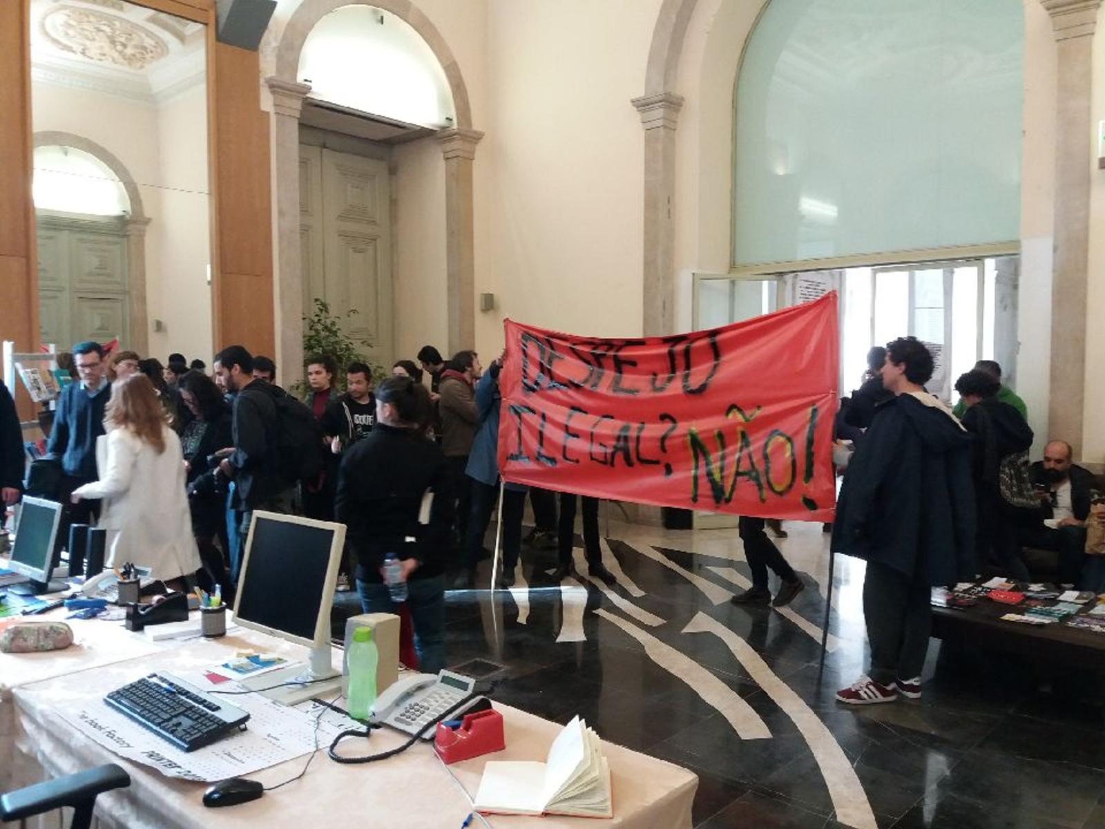 ‘Ocupas’ em protesto em frente à Câmara Municipal de Lisboa