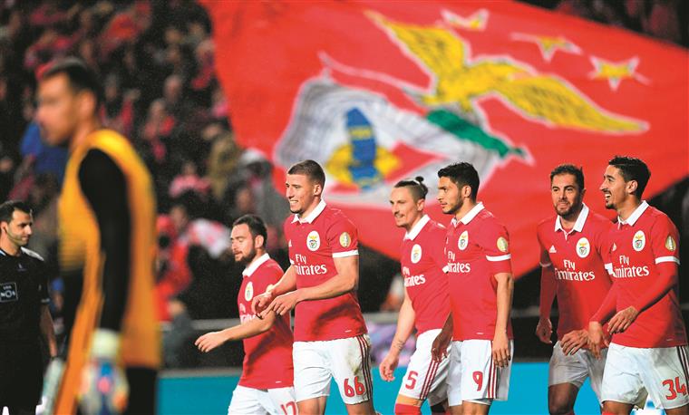 Benfica goleia e é líder provisório do campeonato