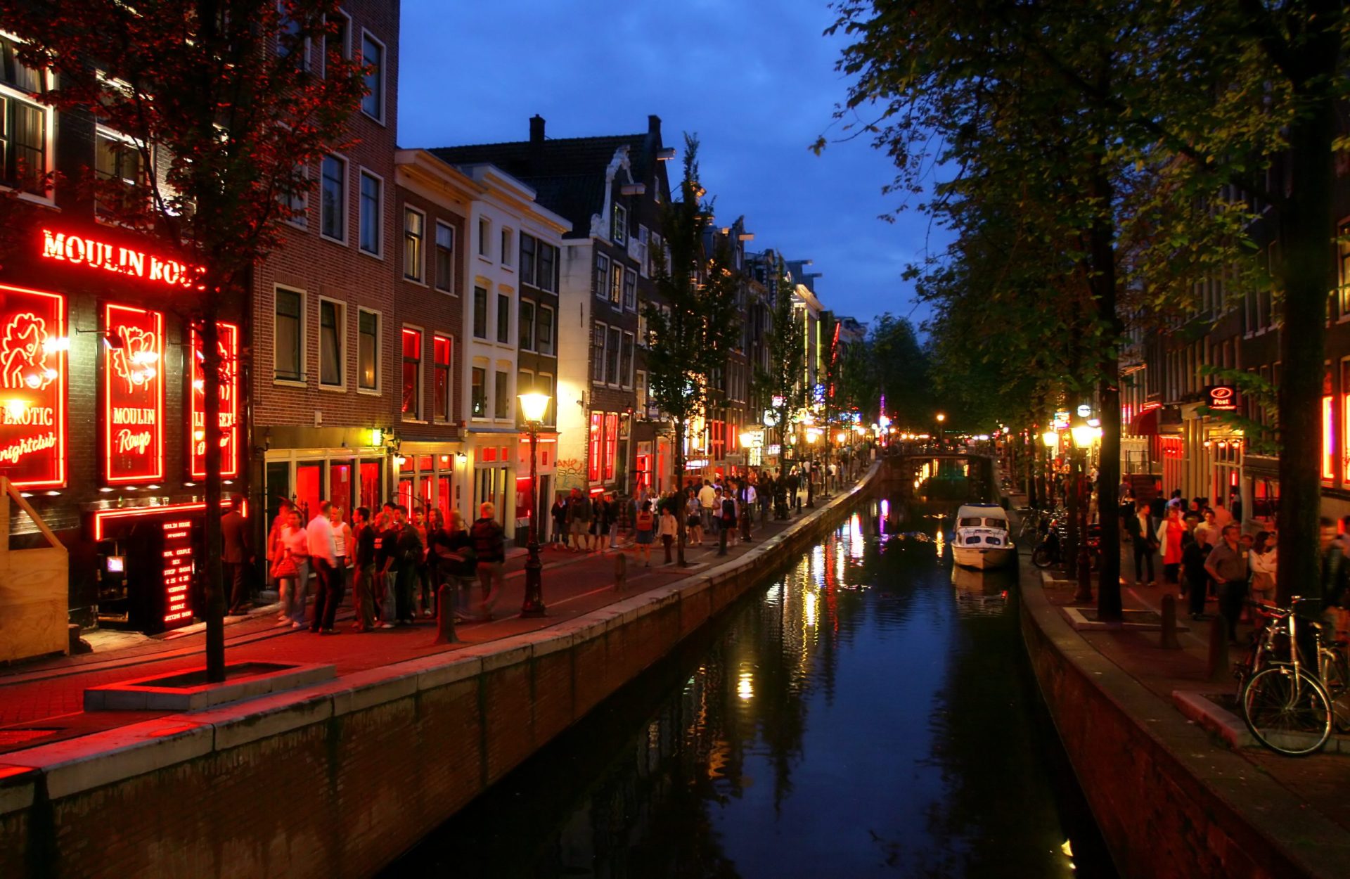 Amesterdão. Turistas vão passar a ter de estar de costas viradas para as montras da Red Light District