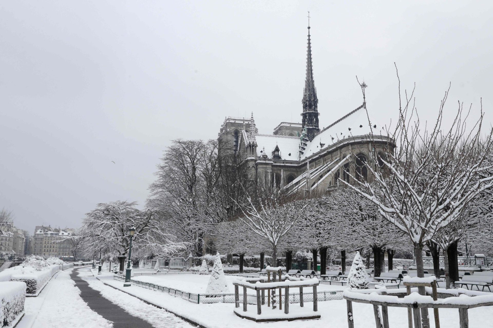 Manto de neve cobre Paris e obriga Torre Eiffel a encerrar | Fotogaleria