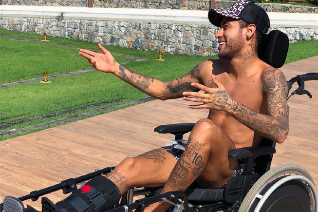 Neymar quis homenagear Stephen Hawking mas não correu bem