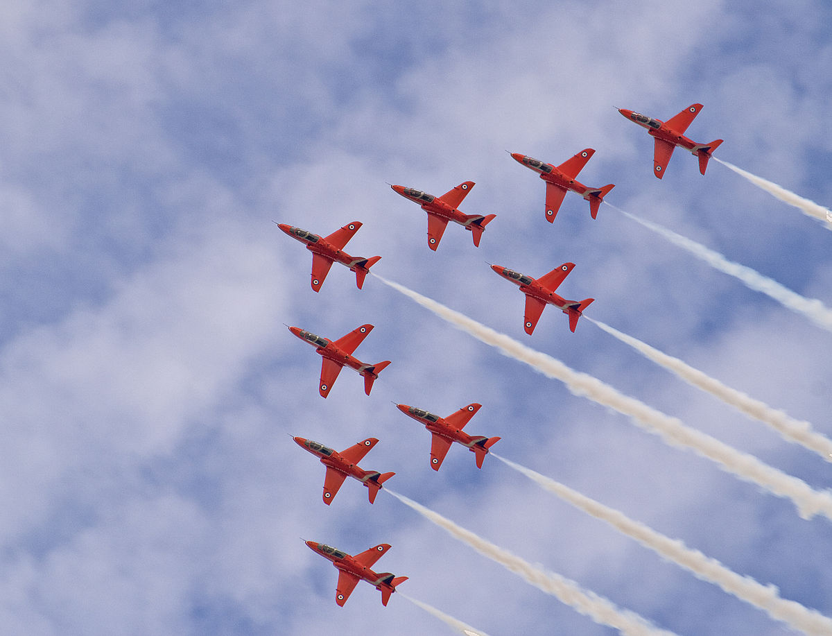 Avião de patrulha acrobática da força aérea britânica despenha-se em base do País de Gales