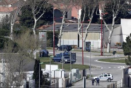 França. Suspeito barricado em supermercado abatido pela polícia