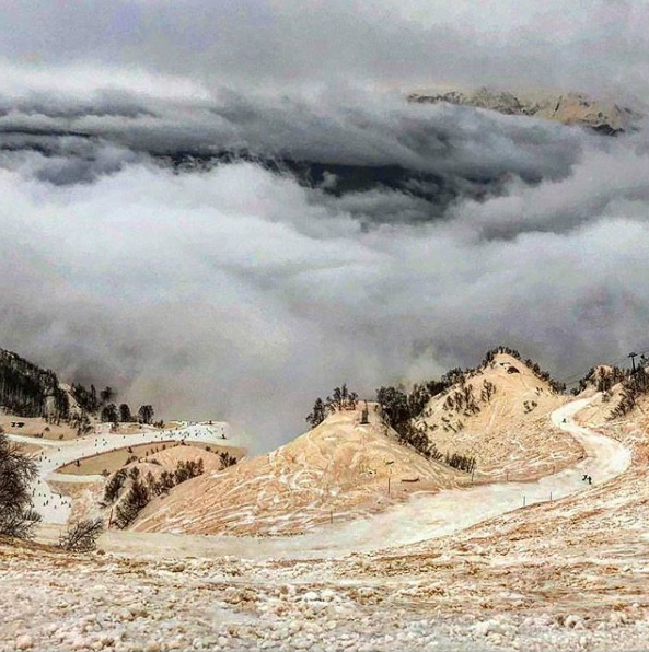 A neve na Europa de leste está cor de laranja. Sabe porquê? | FOTOGALERIA