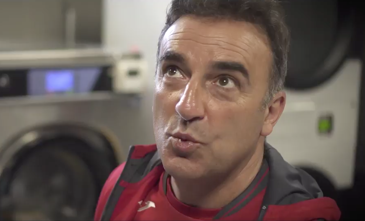 Frases hilariantes de Carlos Carvalhal no Swansea já são uma coleção de t-shirts | VÍDEO