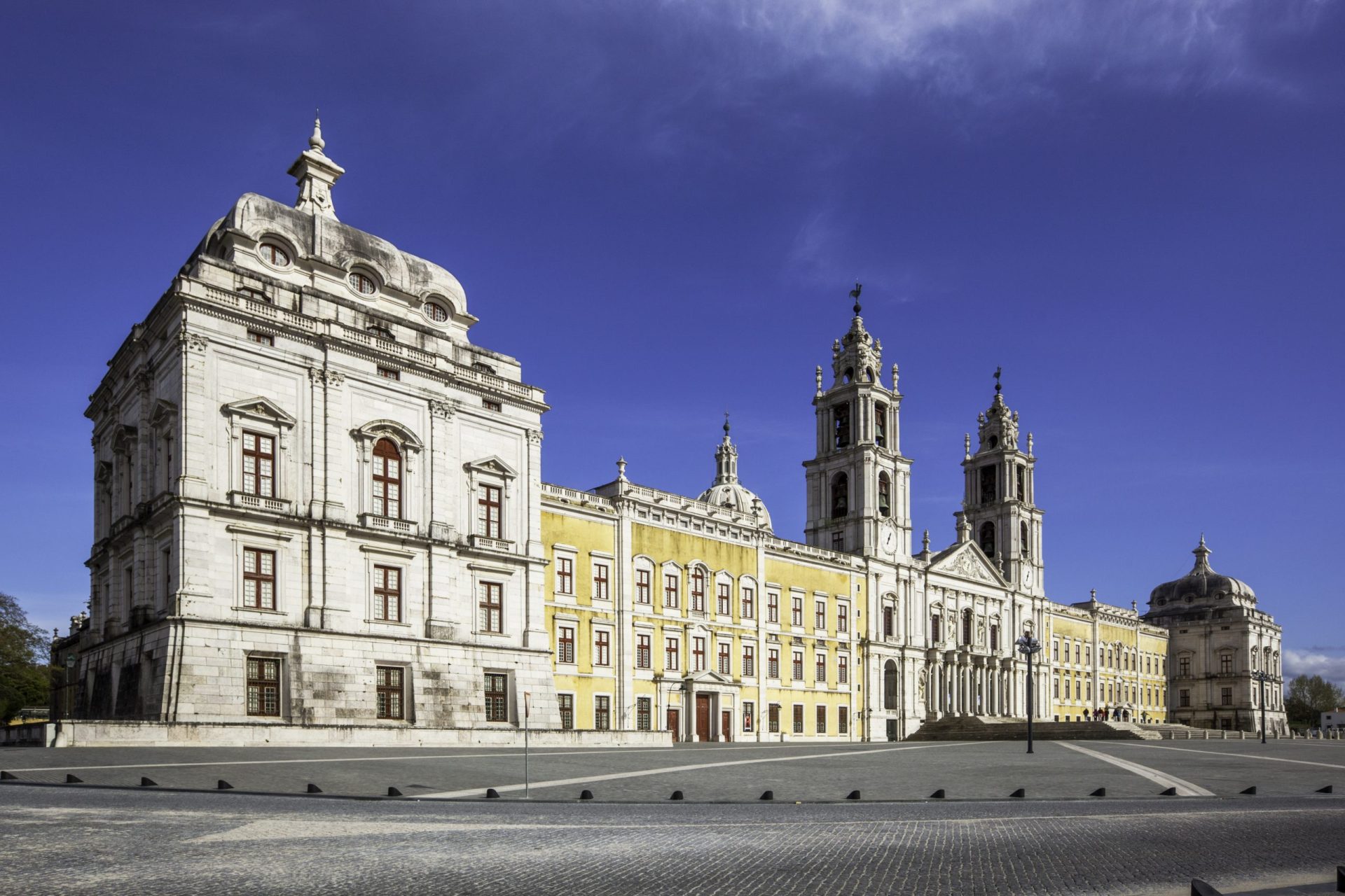 Palácio de Mafra. Circulação pedonal interdita por risco de queda dos sinos