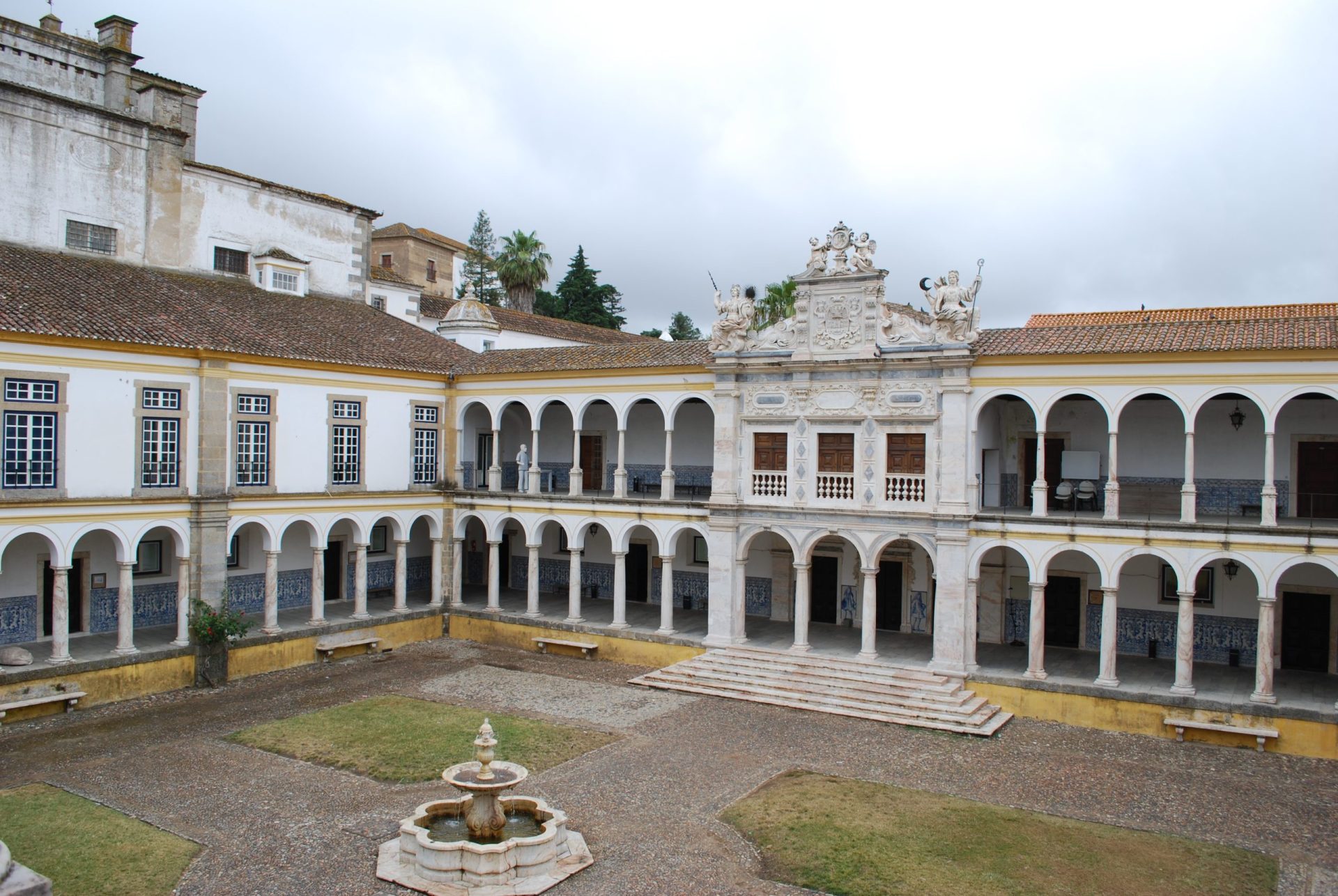 Contratações de professores suspeitas na Universidade de Évora