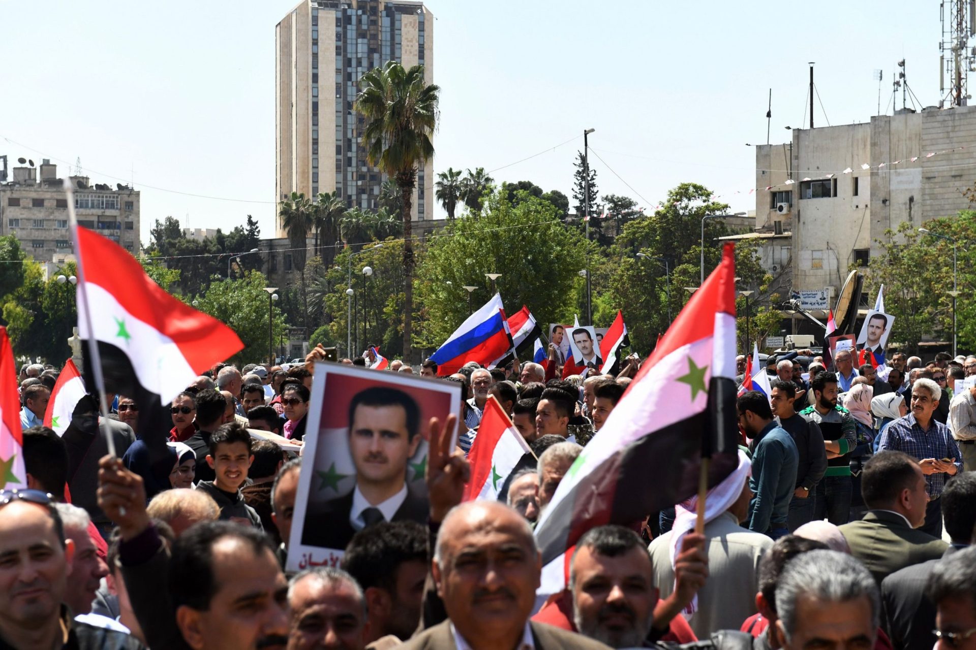 Centenas protestam contra ataque dos EUA e defendem Assad | FOTOGALERIA