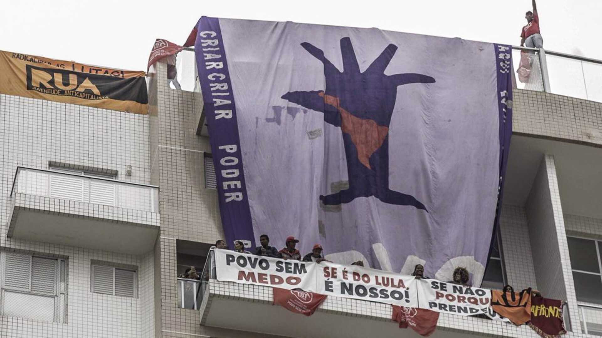 Manifestantes ocupam triplex. “Se é do Lula, o povo fica. Se não é, por que está preso?”