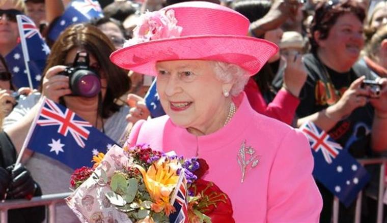 Estrelas cantam os parabéns a Isabel II