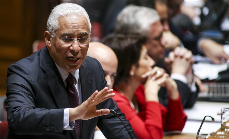 António Costa encosta ao centro e agita PS