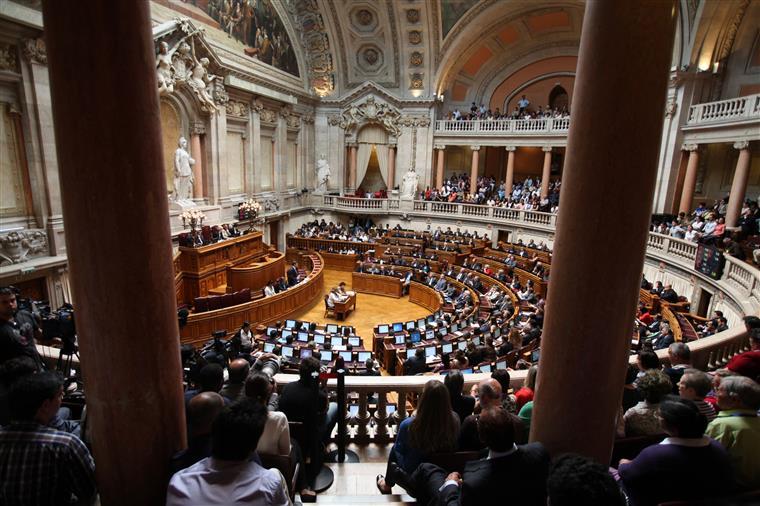 Salários: Sabe quanto é que os deputados dão aos partidos?