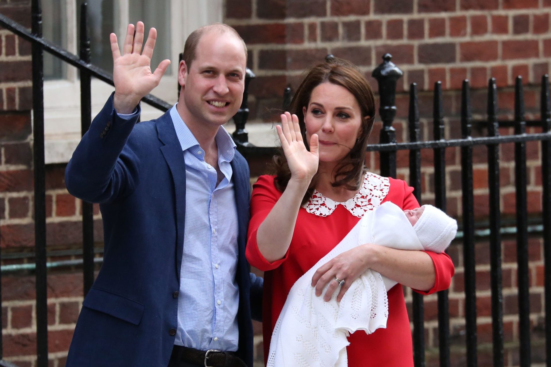 Príncipe William e Kate Middleton já levaram o terceiro filho para casa | Vídeo
