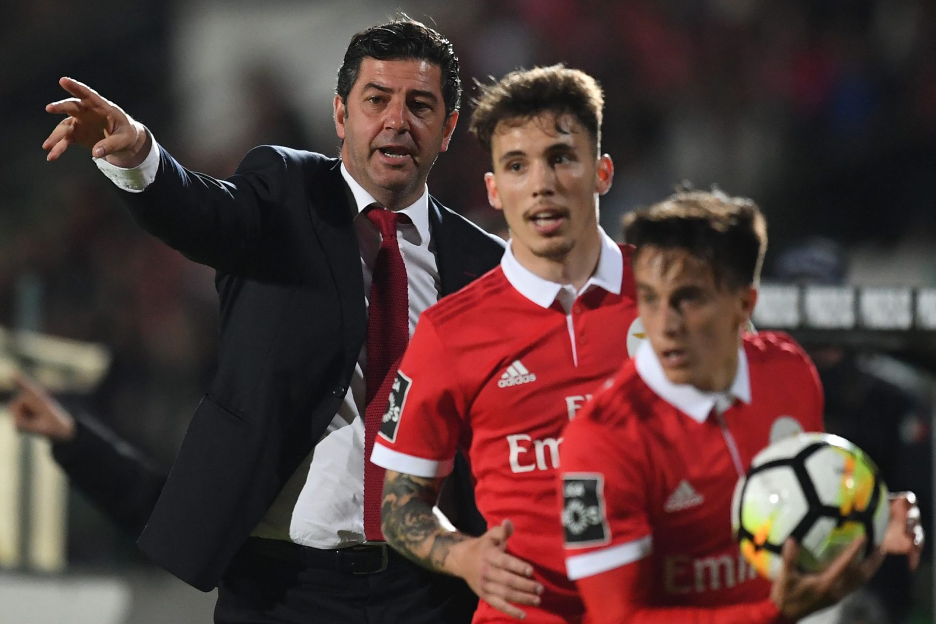 Benfica vence no Bonfim por 2-1