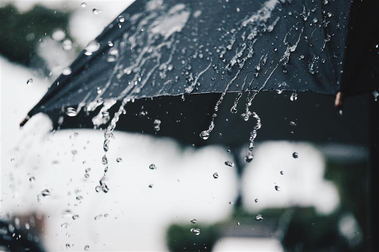 Chuva e trovoada. Há 12 distritos sob aviso amarelo