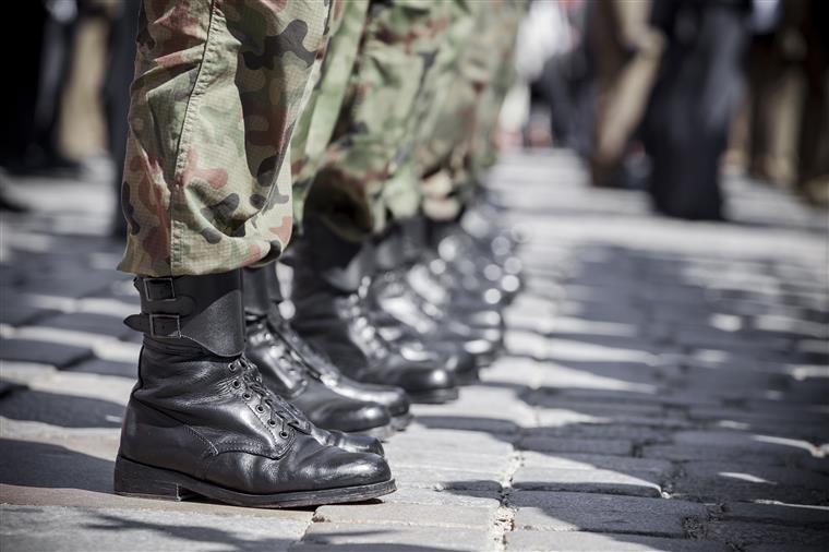 Viatura do Exército arde junto ao túnel do Marão