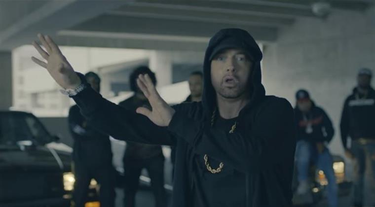 Efeitos sonoros confundidos com tiros em concerto de Eminem geraram pânico no sábado