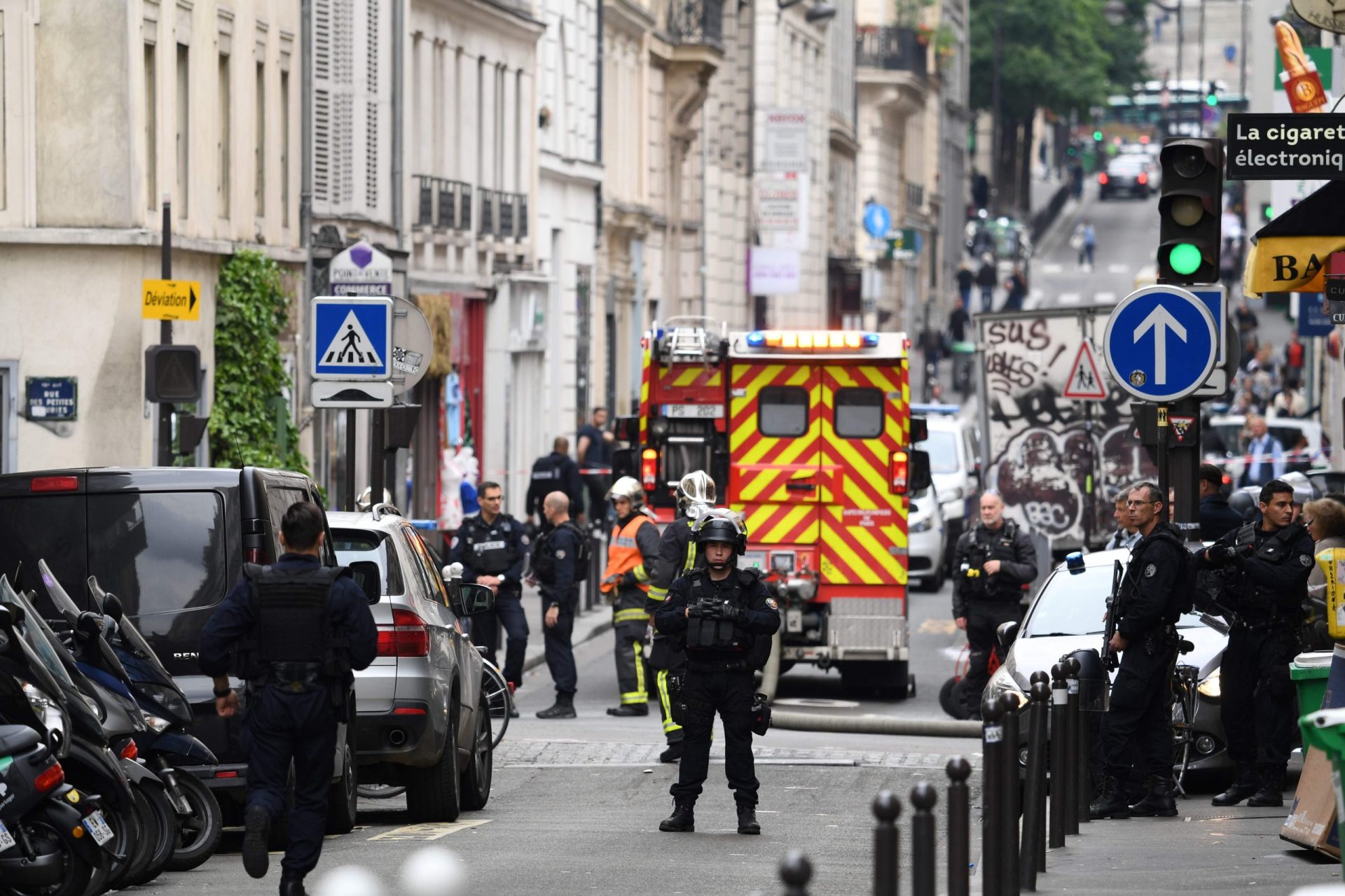 Homem armado faz reféns em Paris