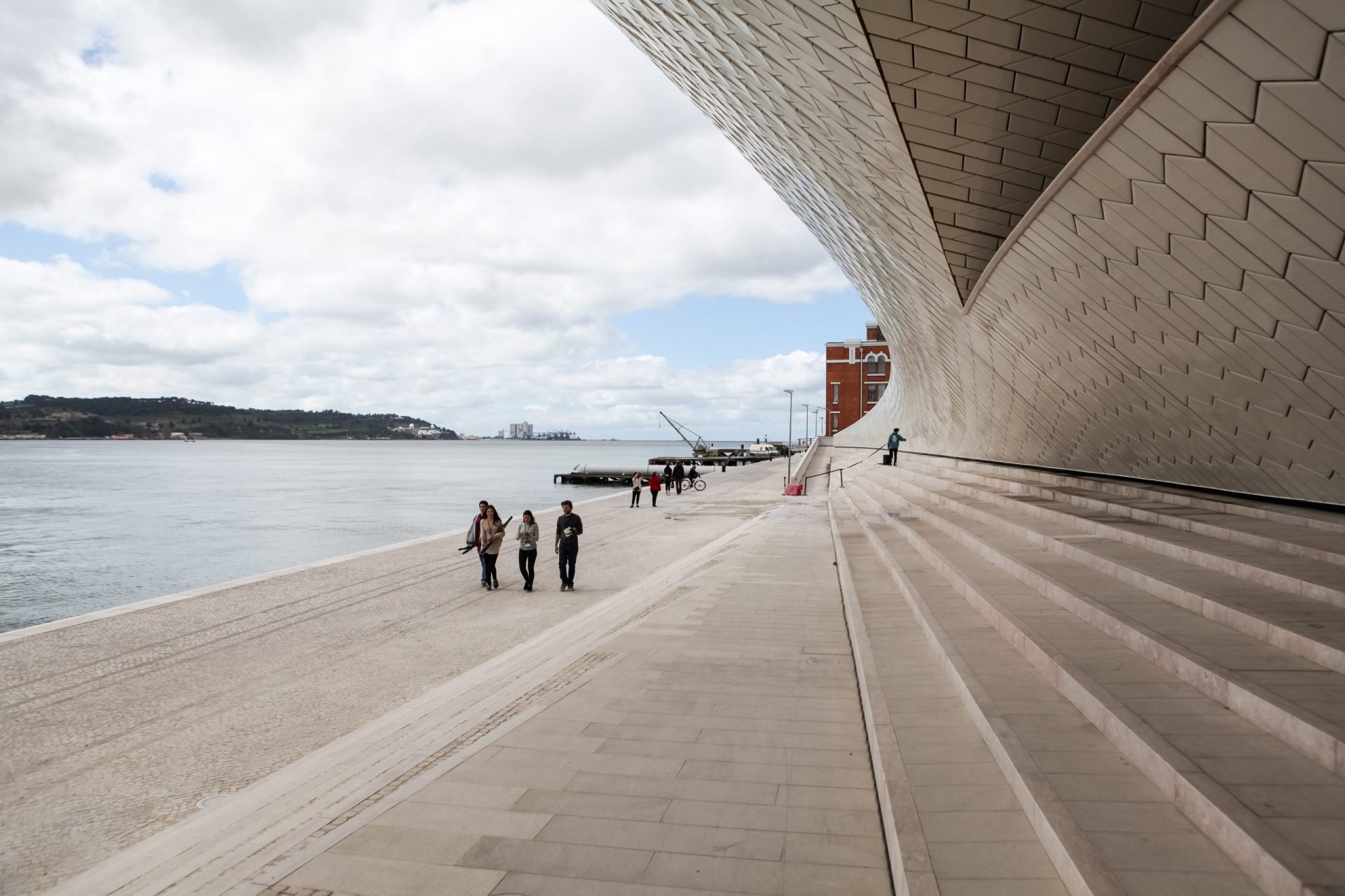 Detetada caixa suspeita junto ao MAAT. Museu já reabriu