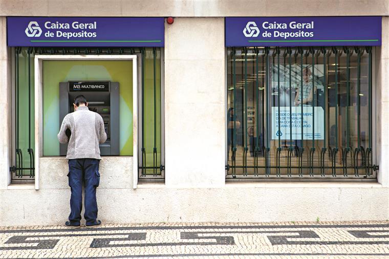 Utentes contra o fecho de balcões da CGD manifestam-se em frente à residência de António Costa