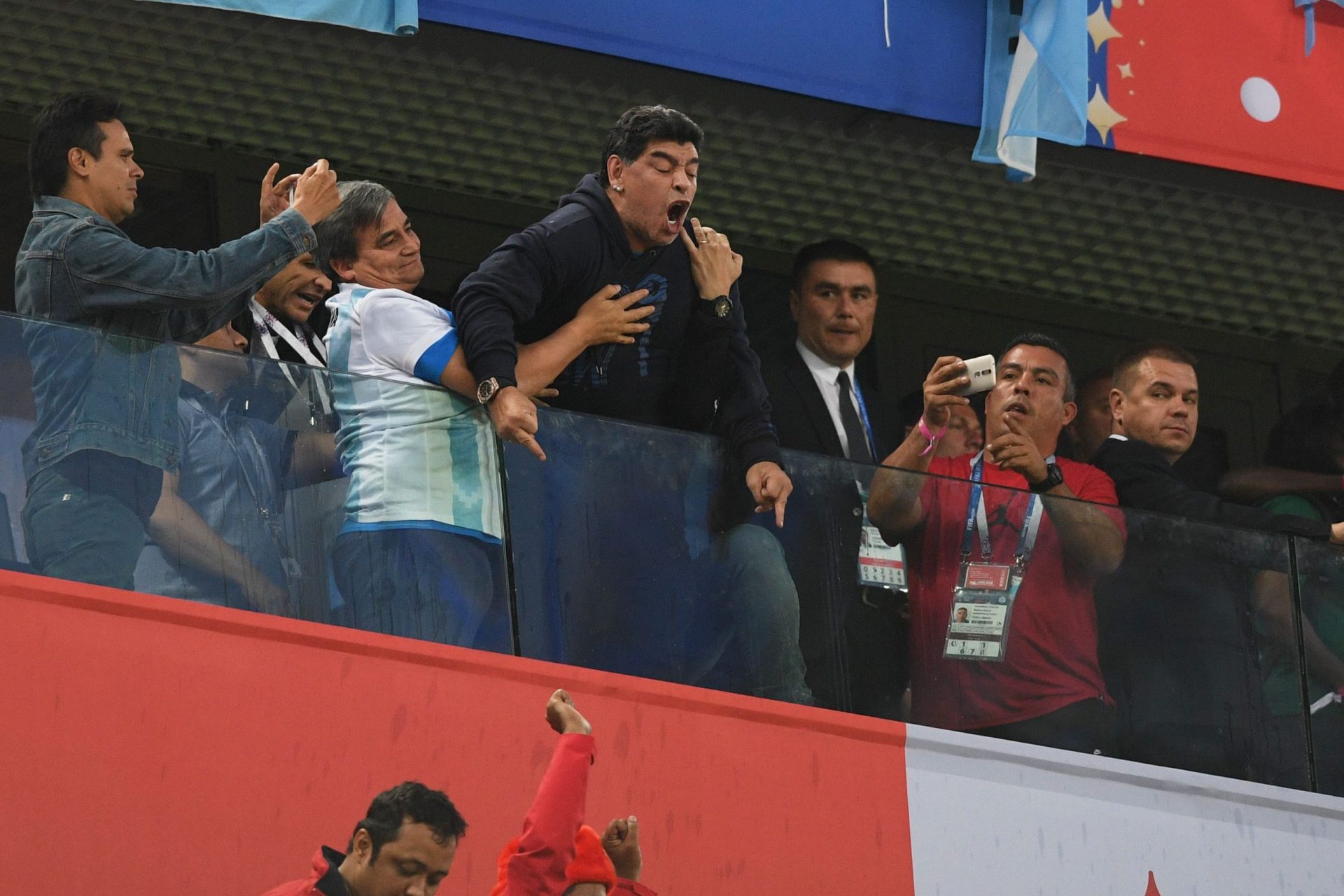 Maradona sente-se mal e é assistido por paramédicos após jogo entre Argentina e Nigéria