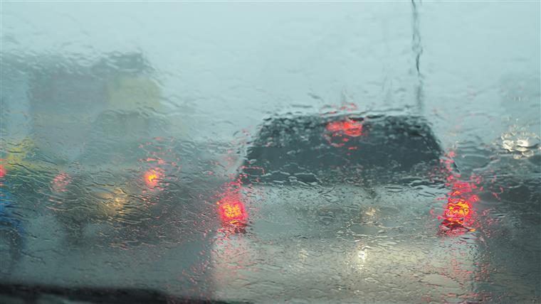 Chuva, granizo e trovoada colocam sete distritos sob aviso amarelo