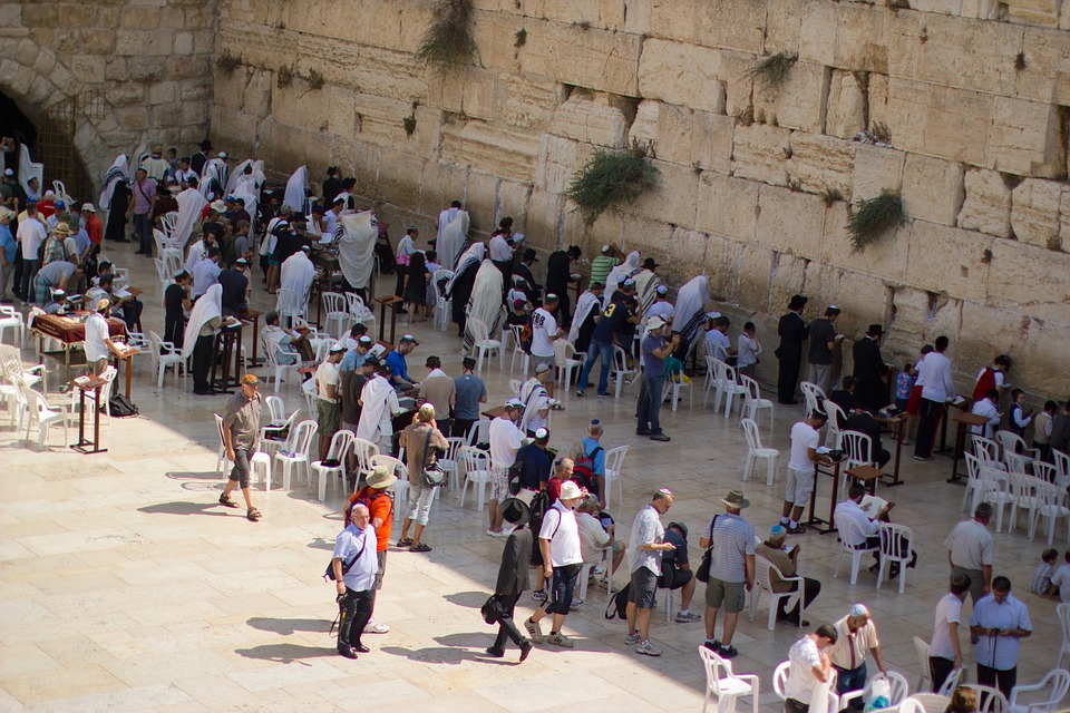 Modelo “ofende” judeus posando nua em frente ao Muro das Lamentações I FOTO