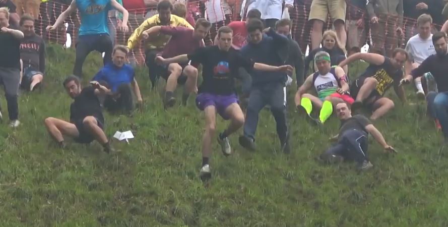 Sabia que existe uma ‘corrida do queijo’? | VÍDEO