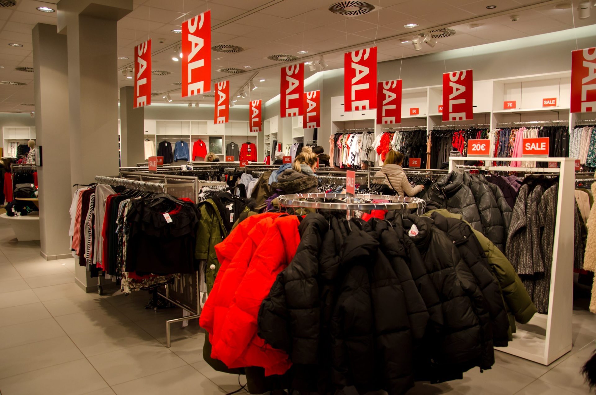 Associação denuncia abusos físicos e sexuais em fábricas da H&M e GAP