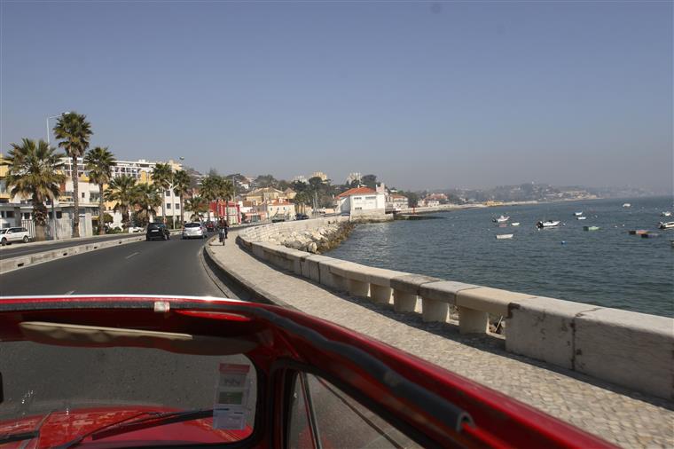 Carro cai ao mar junto à praia de Carcavelos