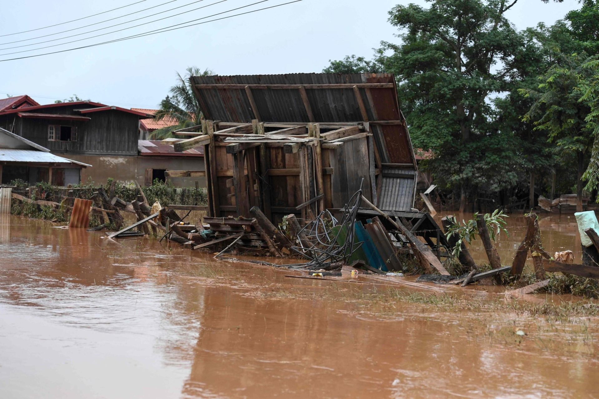 Camboja. Milhares de desalojados devido a barragem que colapsou no Laos