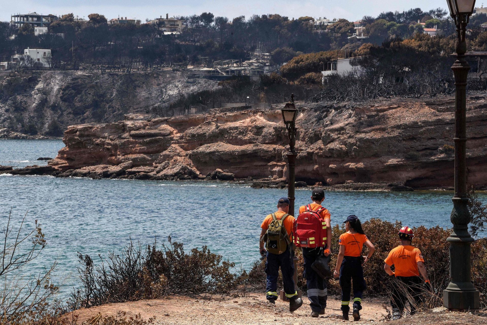 Mergulhadores recuperam corpo do mar de vítima dos incêndios na Grécia