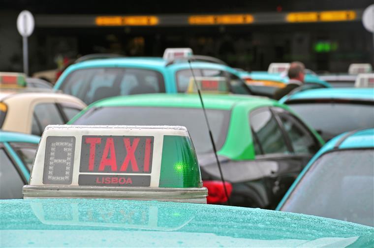 Turista espancado por taxista depois de o confundir com motorista da Uber