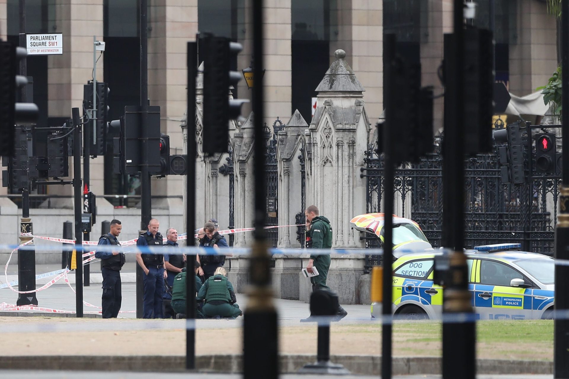 Homem detido após embater com carro contra barreiras junto ao parlamento em Londres