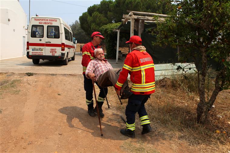 Monchique. Alertas e conselhos das autoridades chegaram a 80.000 estrangeiros e turistas